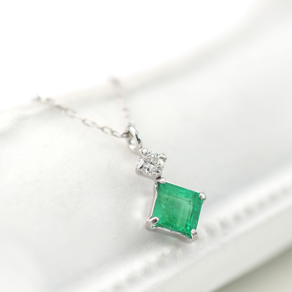 女性へのプレゼント Pt900 ダイヤモンド＆エメラルド 誕生石 